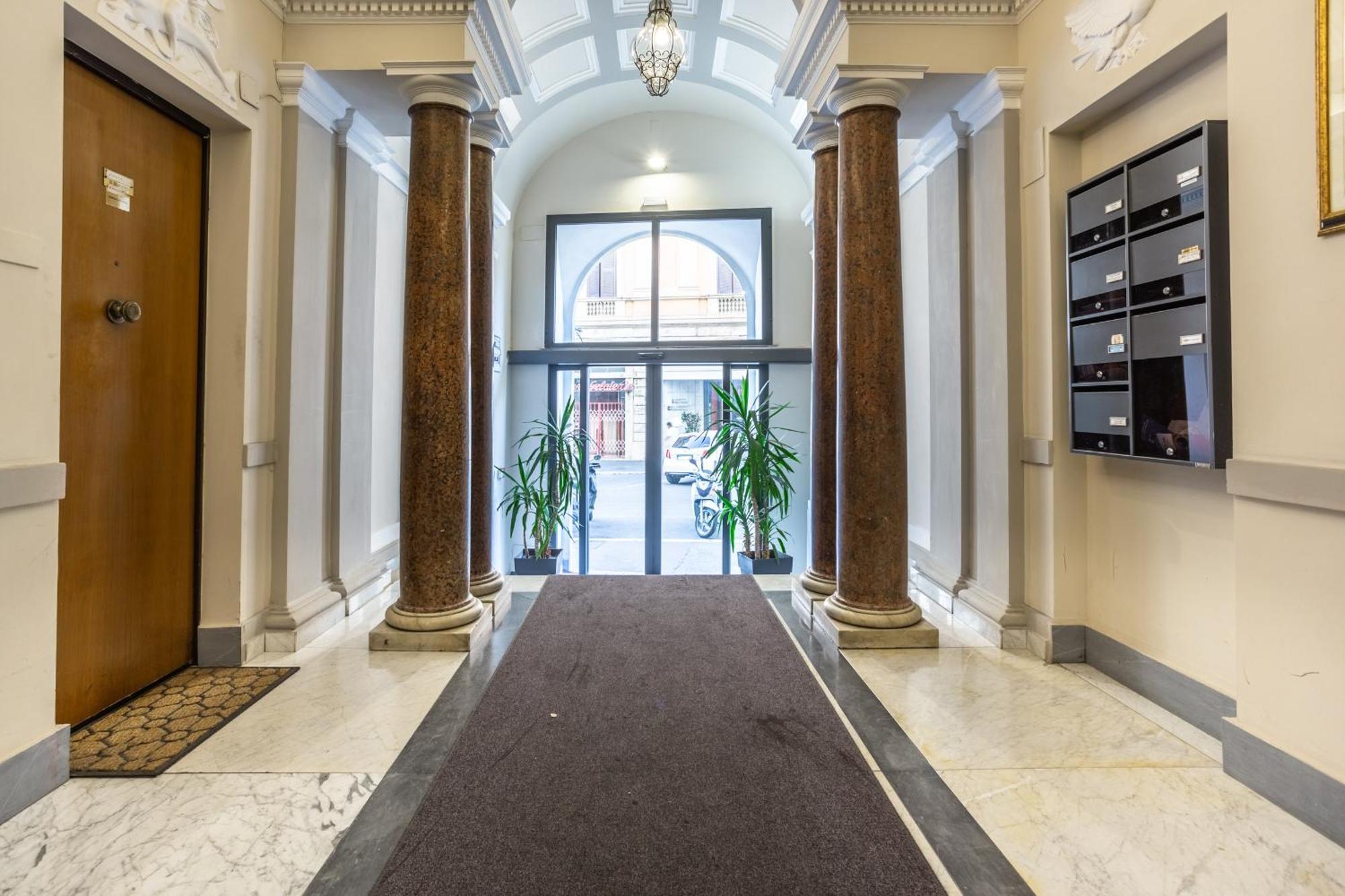 Luxury Inn Opera Рим Екстериор снимка