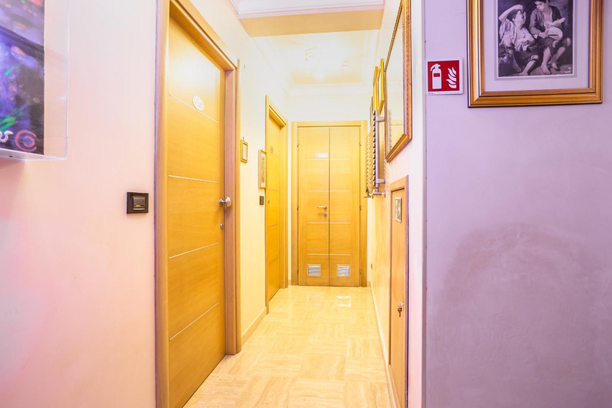 Luxury Inn Opera Рим Екстериор снимка