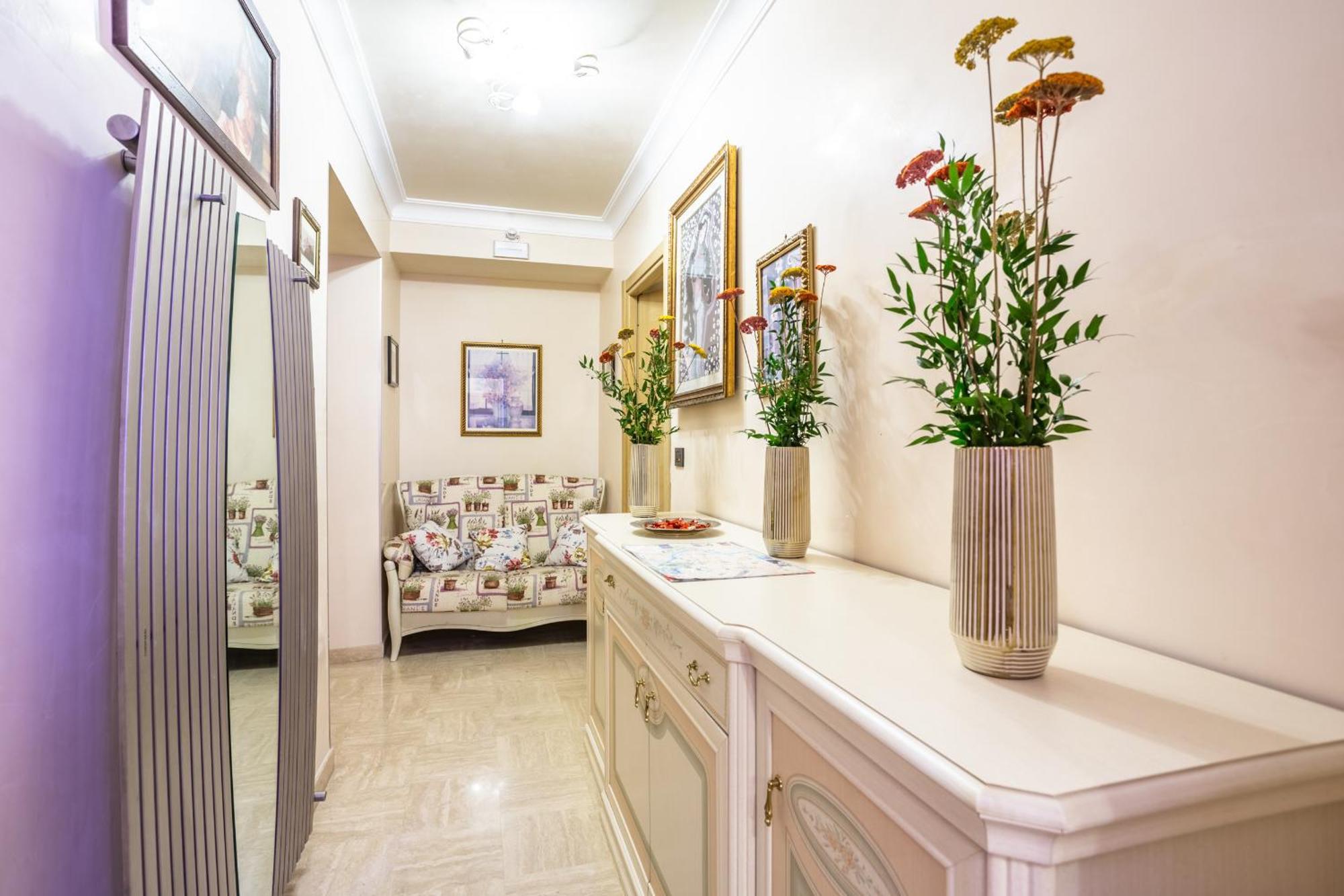 Luxury Inn Opera Рим Екстериор снимка