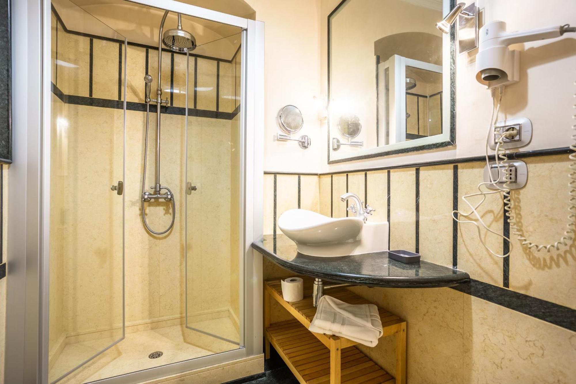 Luxury Inn Opera Рим Екстериор снимка