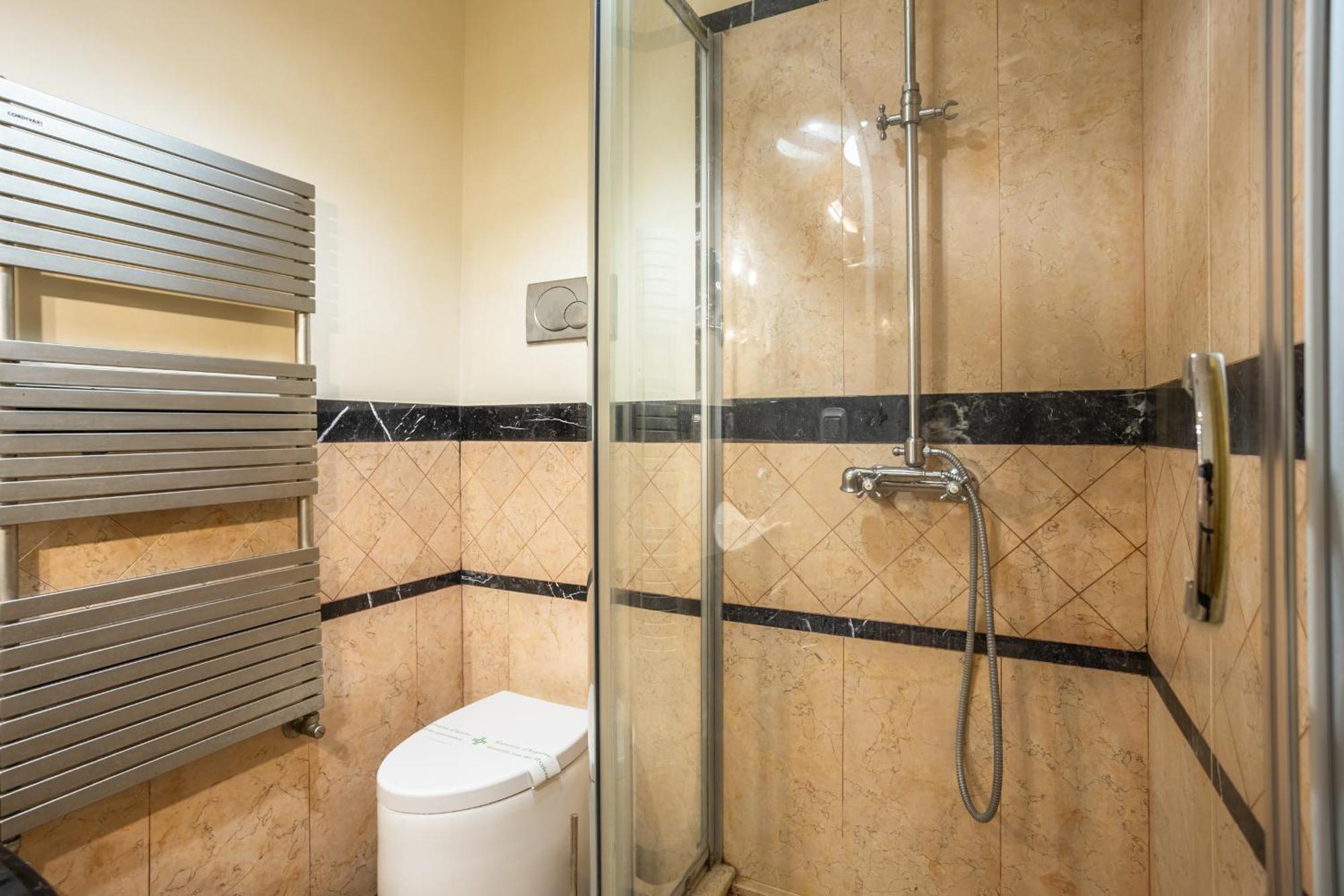 Luxury Inn Opera Рим Екстериор снимка