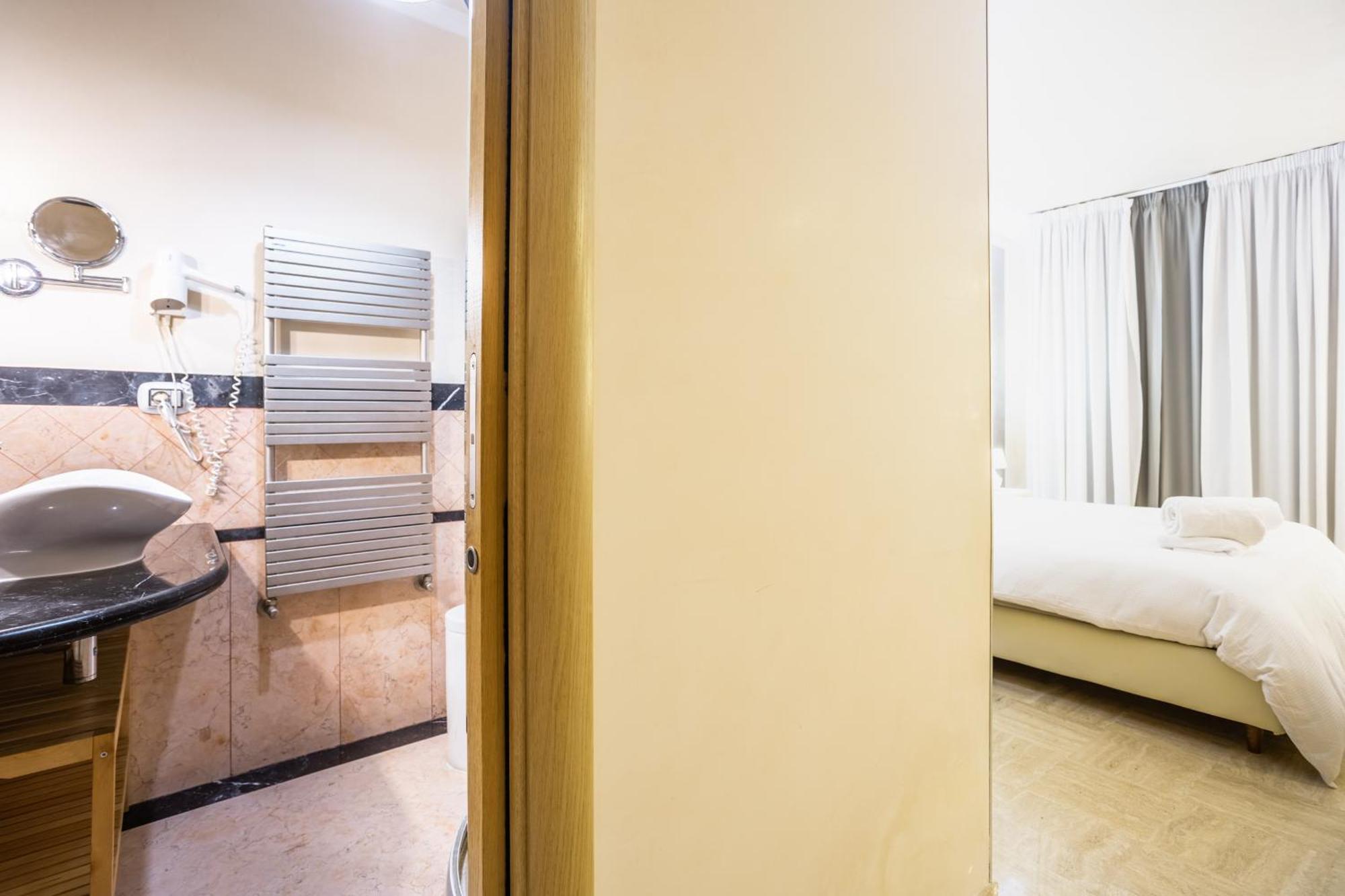 Luxury Inn Opera Рим Екстериор снимка