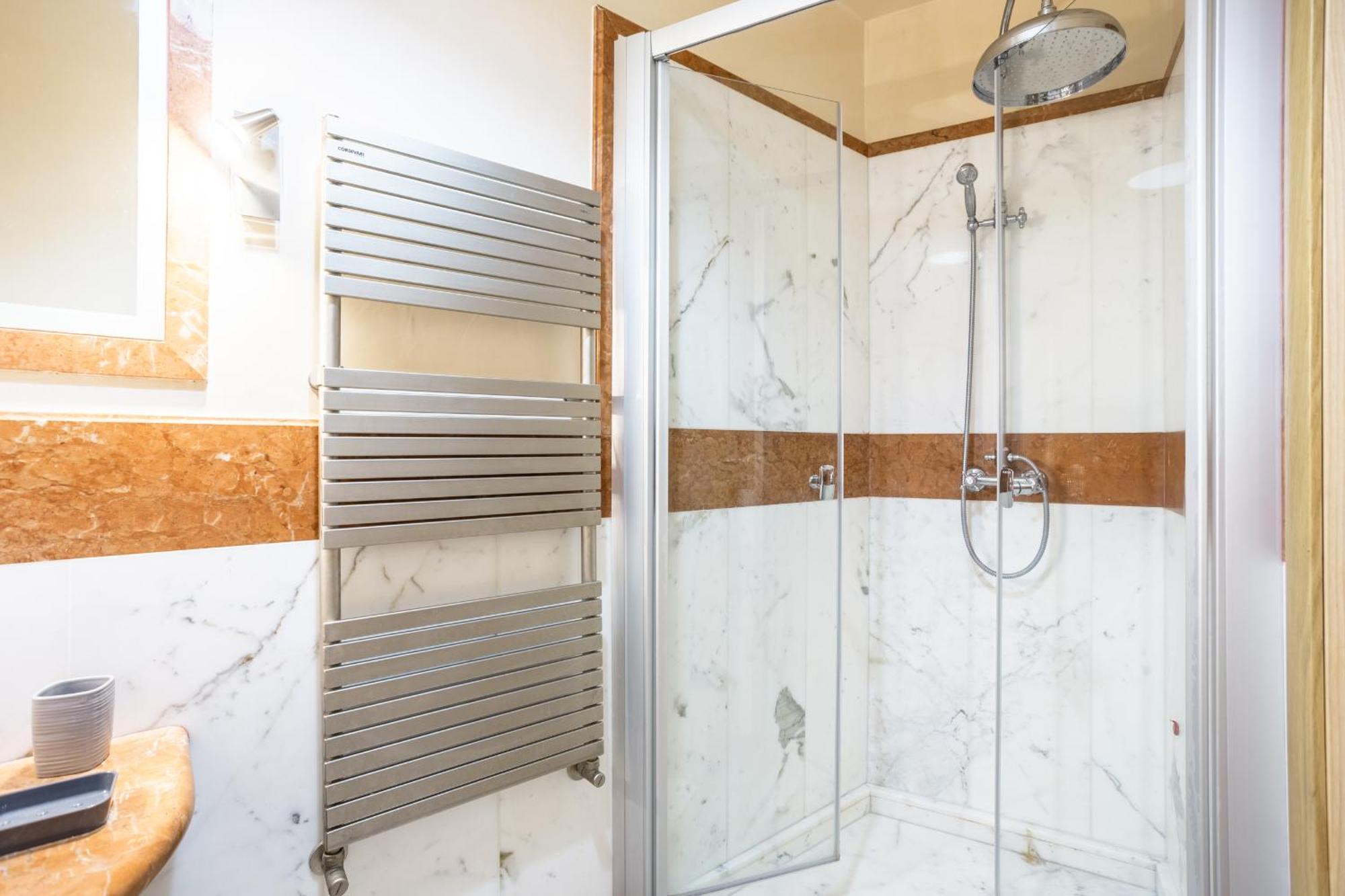 Luxury Inn Opera Рим Екстериор снимка